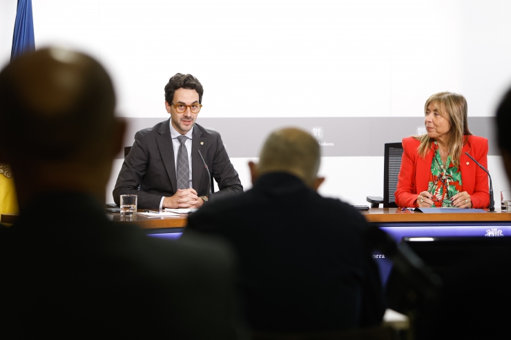 La ministra de Presidència, Economia, Treball i Habitatge, Conxita Marsol, i el ministre portaveu, Guillem Casal, durant la roda de premsa posterior al consell de ministres d'aquest dimecres.