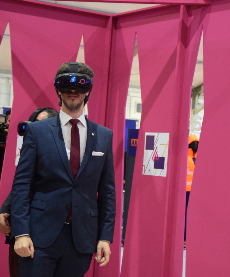 El síndic general Carles Ensenyat a l'estand d'Andorra Telecom, on es presentaran les darreres novetats de realitat virtual.