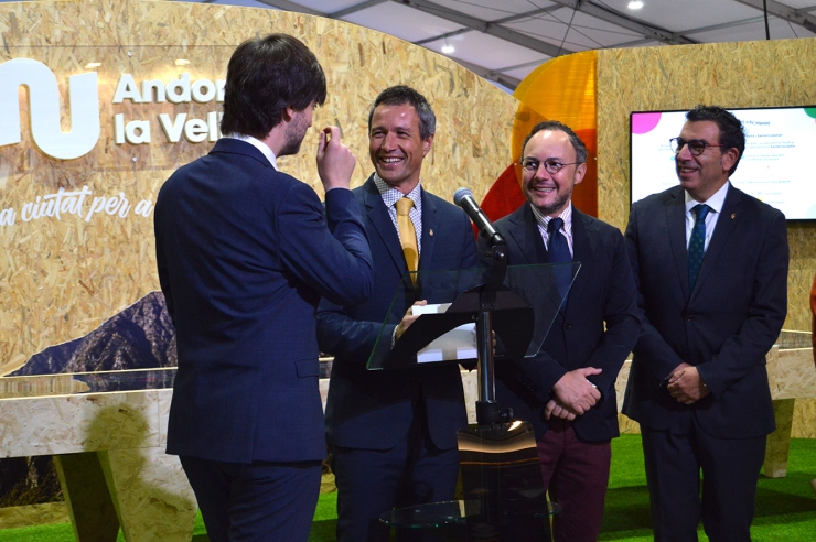El síndic general, Carles Ensenyat; els cònsols d'Andorra la Vella, David Astrié, i Miquel Canturri, i el cap de Govern, Xavier Espot, durant la inauguració de la fira.