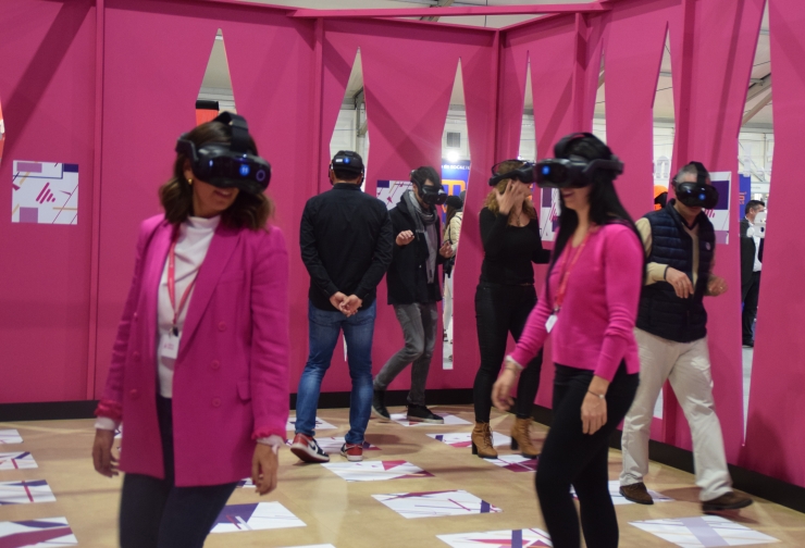 Visitants de la fira gaudint l'experiència de realitat virtual a l'estand d'Andorra Telecom.