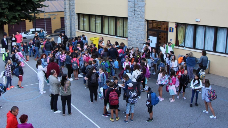 Alumnes a l'entrada de l'escola.