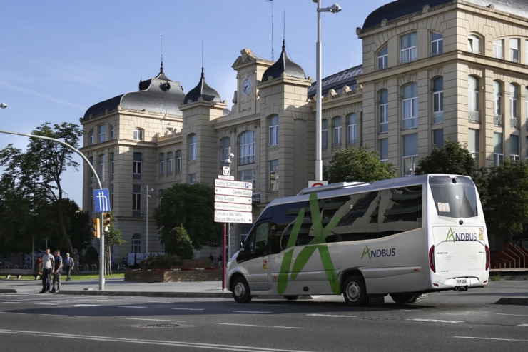 Un vehicle d'Andbus a l'estació Lleida-Pirineus.