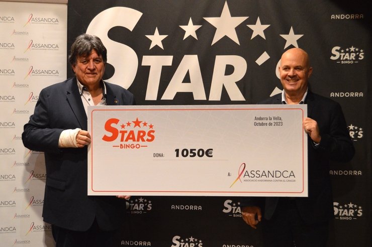 Un moment del lliurament del xec de Bingo Star's a Assandca, representants pel director general, Marc Martos, i el president de l'entitat, Josep Saravia.
