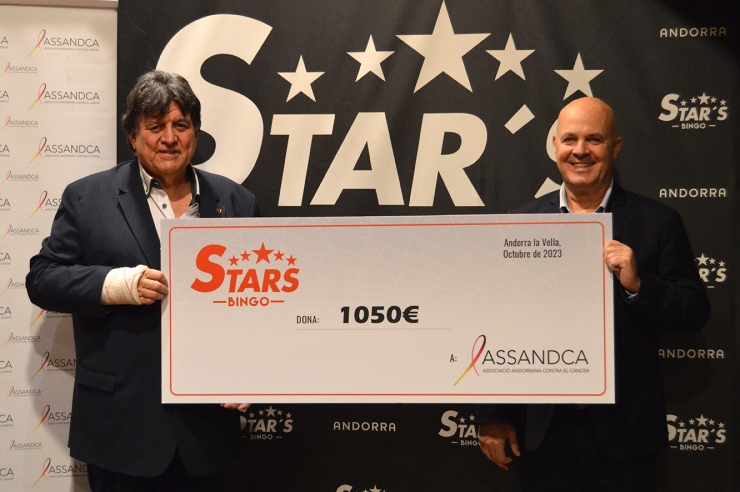 Un moment del lliurament del xec de Bingo Star's a Assandca,  representants pel director general, Marc Martos, i el president de  l'entitat, Josep Saravia.