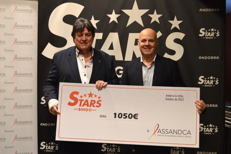 Un moment del lliurament del xec de Bingo Star's a Assandca,  representants pel director general, Marc Martos, i el president de  l'entitat, Josep Saravia.
