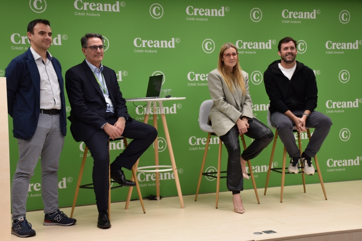 Els participants de la conferència 'La disrupció dels sectors tradicionals' organitzada per Creand Crèdit Andorrà.