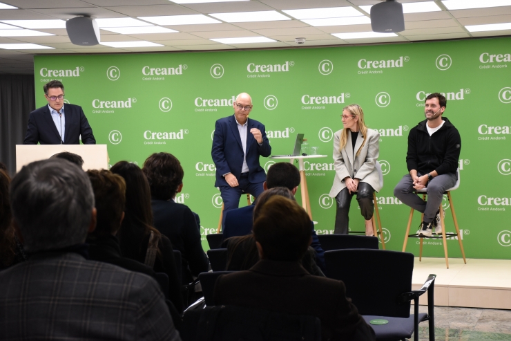 Els participants de la conferència 'La disrupció dels sectors tradicionals' organitzada per Creand Crèdit Andorrà.