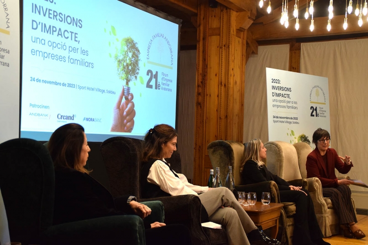 Un moment de la taula rodona 'Empreses familiars andorranes amb impacte social' amb Isabel Escudé, Montserrat Cardelús i Mercedes Mora, moderada per Marta Alberch.