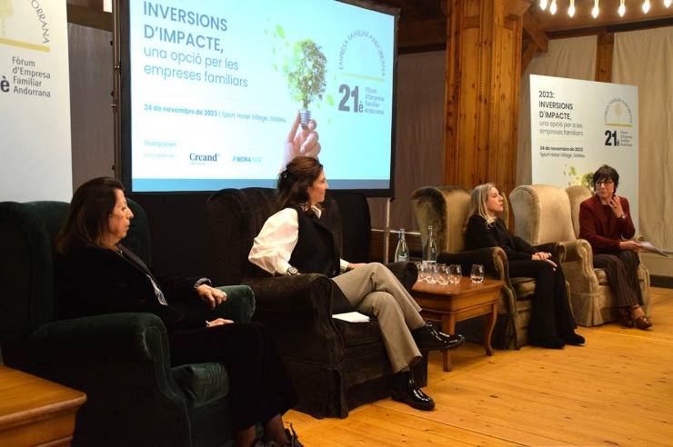 Un moment de la taula rodona 'Empreses familiars andorranes amb impacte  social' amb Isabel Escudé, Montserrat Cardelús i Mercedes Mora, moderada  per Marta Alberch.