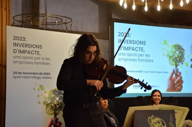 Esteve Ticó en un moment de la interpretació musical que ha ofert.