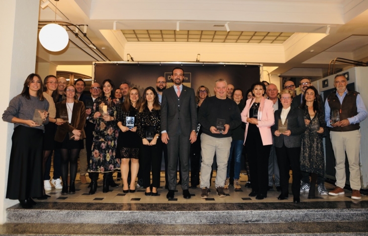 El ministre de Turisme i Comerç, Jordi Torres, amb els representants de les empreses reconegudes.