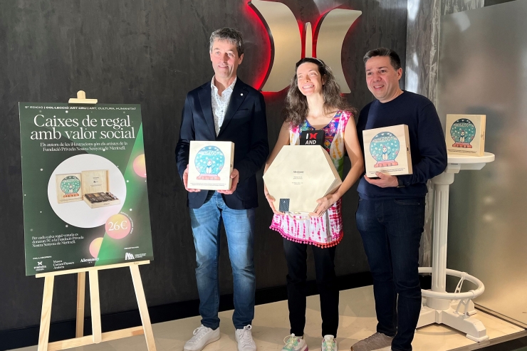 La guanyadora del concurs amb els representants de Pyrénées Andorra i el gerent de Torrons i Mel Alemany.