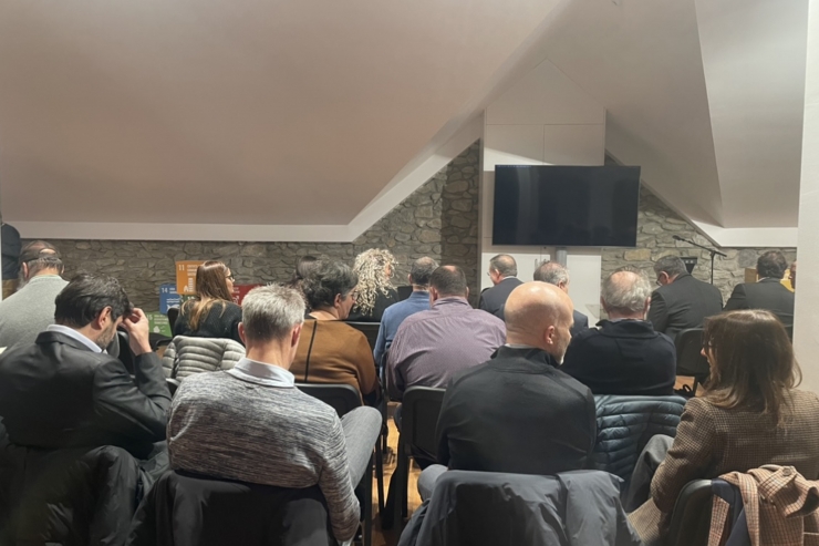 Una seixantena de persones s'ha reunit a la sala Sergi Mas de Sant Julià de Lòria per assistir a la tercera jornada de l'energia i les ciutats sostenibles, organitzada conjuntament pel comú de Sant Julià de Lòria, FEDA i l'Empresa Familiar Andorrana (EFA).