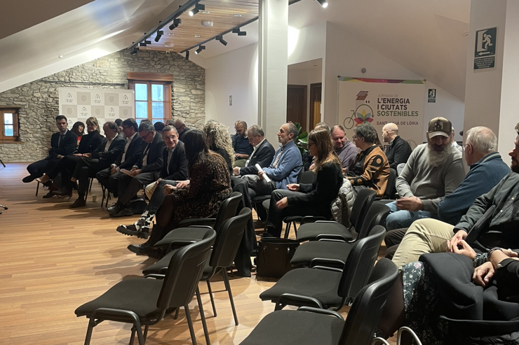 Una seixantena de persones s'ha reunit a la sala Sergi Mas de Sant Julià de Lòria per assistir a la tercera jornada de l'energia i les ciutats sostenibles, organitzada conjuntament pel comú de Sant Julià de Lòria, FEDA i l'Empresa Familiar Andorrana (EFA).