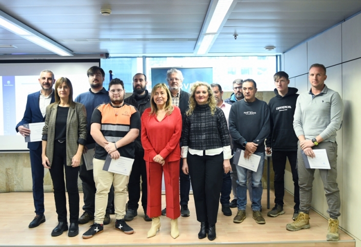 La ministra de Presidència, Economia, Treball i Habitatge, Conxita Marsol, amb els participants al programa.