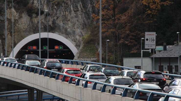 Vehicles aturats al túnel de la Tàpia.
 