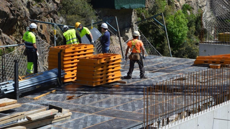 Treballadors de la construcció en una obra.