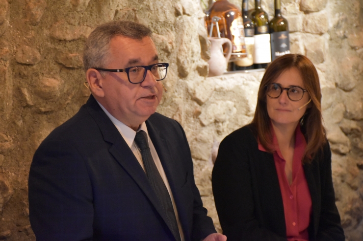 El director general de FEDA, Albert Moles, i la directora financera, Marta Suñé, durant la roda de premsa de balanç final del 2023.