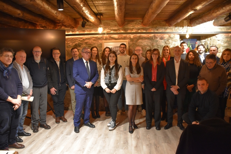 Foto de família dels membres de FEDA i periodistes.