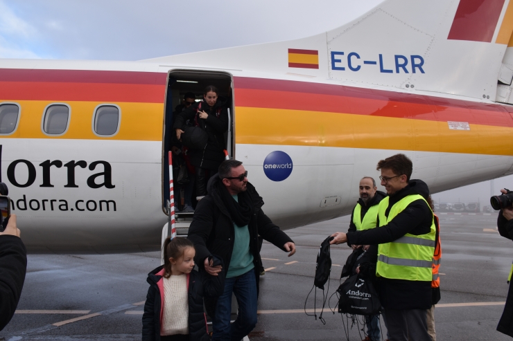 Els primers passatges de Mallorca arribant a l'aeroport aquest matí.