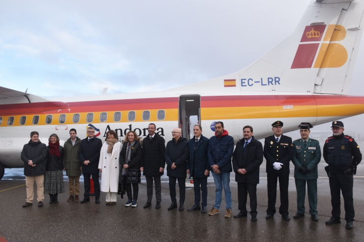 Jordi Torres, ministre de turisme i comerç; Ester Capella, consellera de territori de la Generalitat de Catalunya; i altres autoritats catalanes i membres dels Mossos d'Esquadra.