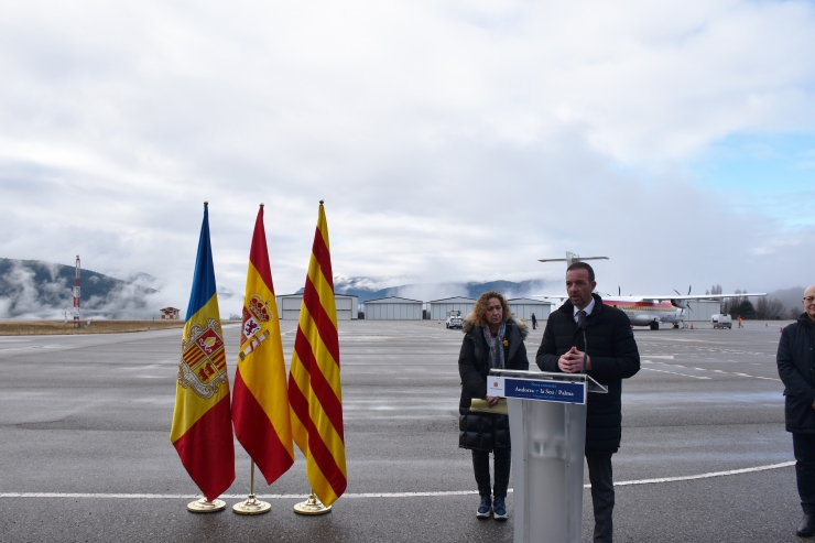 Jordi Torres i Ester Capella a l'aeroport d'Andorra-La Seu d'Urgell aquest divendres.