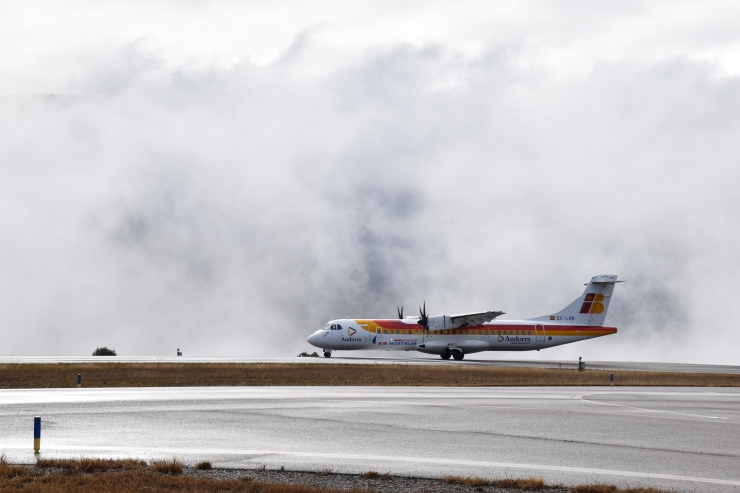 L'avió d'Air Nostrum preparant-se per a enlairar amb destinació a Palma.