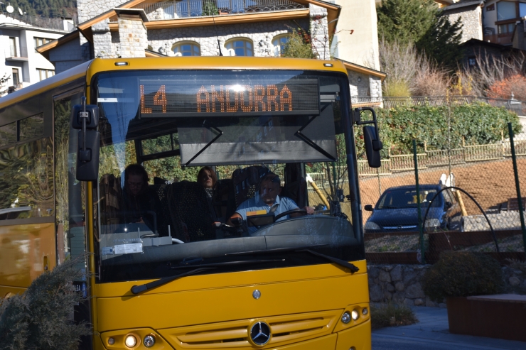 Un autobús en una parada a Encamp.