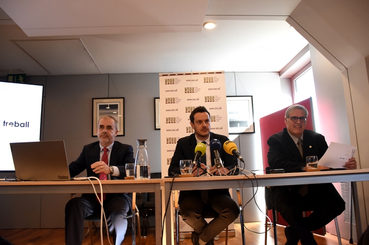El director general de la CASS, Josep Escoriza; el president del consell d'administració, Marc Galabert i el representant dels pensionistes, Jacint Risco, durant la roda de premsa d'aquest divendres.
