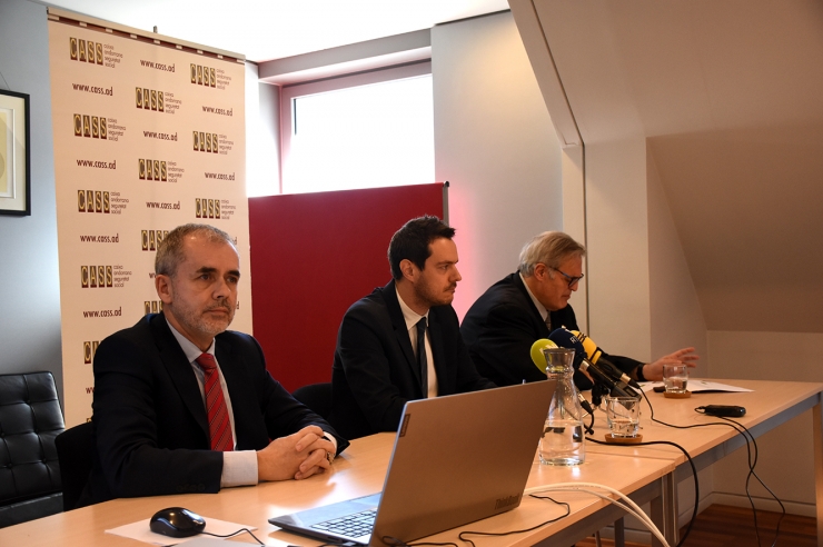 El director general de la CASS, Josep Escoriza; el president del consell  d'administració, Marc Galabert i el representant dels pensionistes,  Jacint Risco, durant la roda de premsa d'aquest divendres.