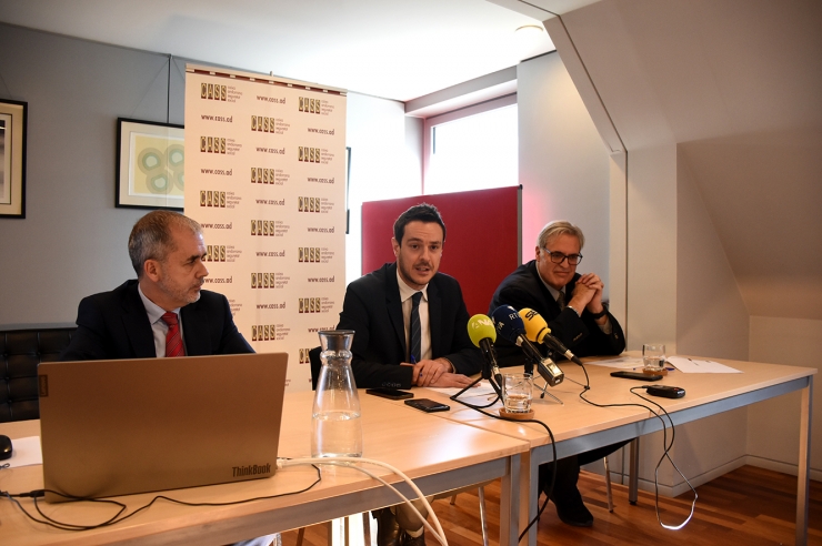 El director general de la CASS, Josep Escoriza; el president del consell  d'administració, Marc Galabert i el representant dels pensionistes,  Jacint Risco, en la roda de premsa que han ofert aquest divendres per exposar la situació.
