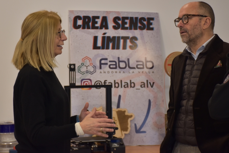 La responsable de patrocinis d'Andorra Telecom, Inés Martí i el president de l'Open FabLab, Pere Montes De Oca en l'acord de patrocini.