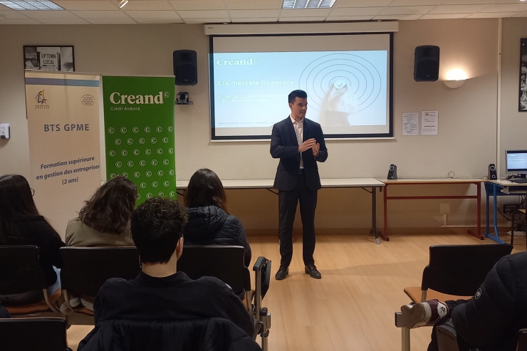 El gestor discrecional de Carteres Flexibles i Renda Variable de Creand Crèdit Andorrà, Robert Sanz, durant la seva conferència al Lycée Comte de Foix aquest dijous.