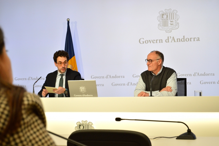 El ministre de Medi Ambient, Agricultura i Ramaderia, Guillem Casal, i  el director del departament d'Agricultura, Josep Casals, en la roda de premsa en què han detallat els canvis en els ajuts al sector agrícola i ramader.