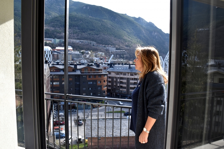 La ministra de Presidència, Economia, Treball i Habitatge, Conxita  Marsol, al balcó d'un dels pisos de l'edifici Tobira11.
