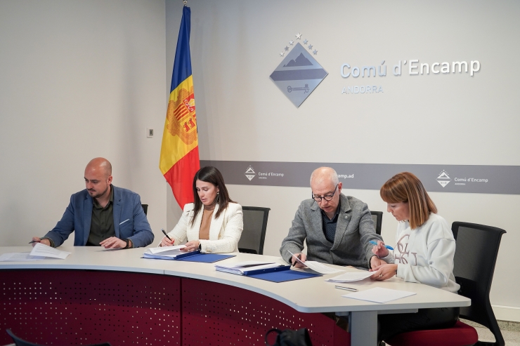 La signatura del contracte entre els representants del comú d'Encamp i Saetde.