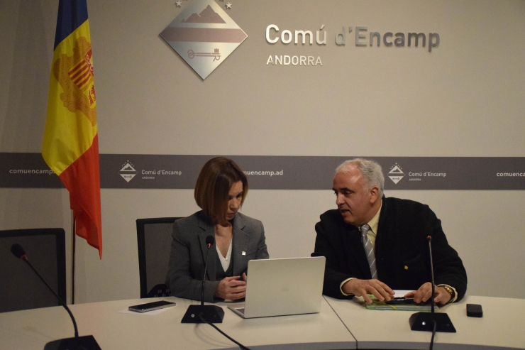 Els consellers de l'oposició, Marta Pujol i Josep Lluís Agudo, en la roda de premsa posterior a la sessió de comú.