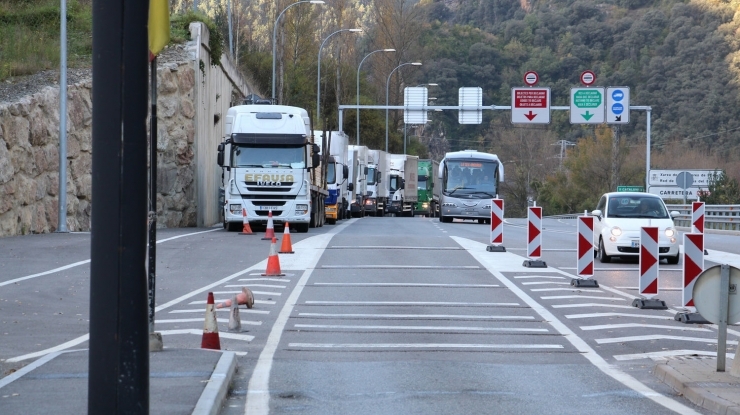 Camions fent cua per entrar al país a la duana hispanoandorrana.