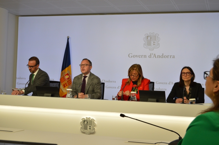 El cap de Govern, Xavier Espot, i els ministres de Presidència,  Economia Treball i Habitatge, Conxita Marsol; de Turisme i Comerç,  Jordi Torres, i de Justícia i Interior, Ester Molné, durant la roda de premsa.