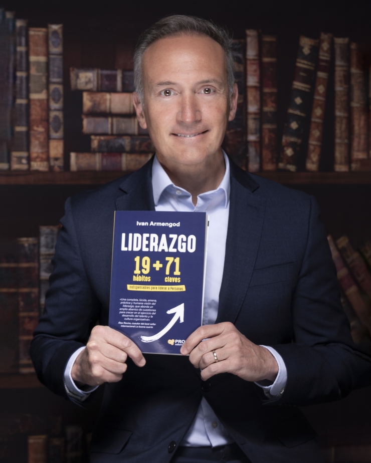 Ivan Armengod amb el seu llibre <strong>Liderazgo 19 + 71</strong>