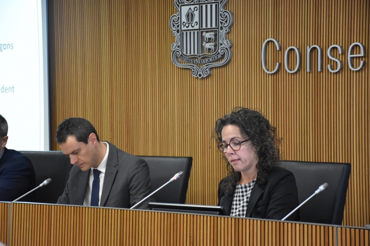 El president del consell d'administració de la CASS Marc Galabert i la presidenta de la comissió d’enquesta per esclarir els incidents relacionats amb el pagament irregular de pensions d’invalidesa de la Caixa Andorrana de la Seguretat Social, Judith Casal, aquest dimecres.