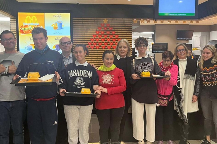 Un grup d'usuaris de la Fundació Privada Nostra Senyora de Meritxell gaudint dels àpats que ofereix McDonald's Andorra.