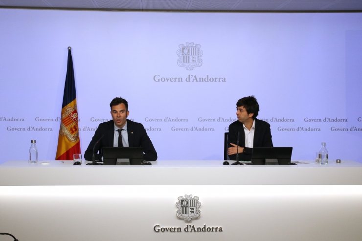 El Secretari d'Estat de Transició Energètica, Transports i Mobilitat, David Forné, i el cònsol major d'Andorra la Vella, Sergi González, durant la presentació de les '2es jornades infantils de mobilitat sostenible i seguretat ciclista'.