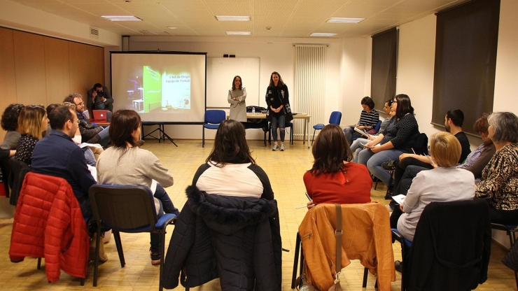 Una reunió a representants d'associacions inscrites en el registre.