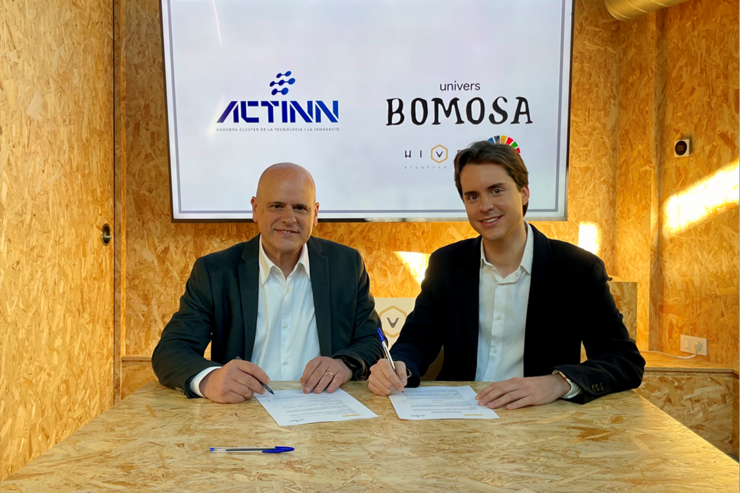 El director general d'Actinn, Ignasi Martín, i el CEO del Grup Bomosa, Marc Taló, durant la signatura de l'acord.