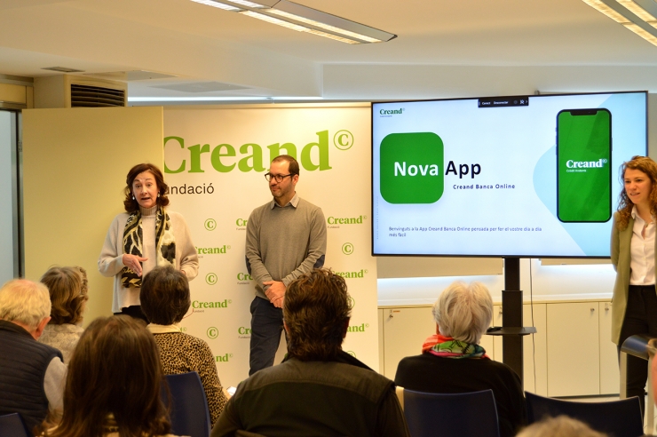 La directora de Creand Fundació, Francesca Ros, presenta els ponents del taller sobre banca 'online' que s'ha fet aquest divendres al matí a L'espai.