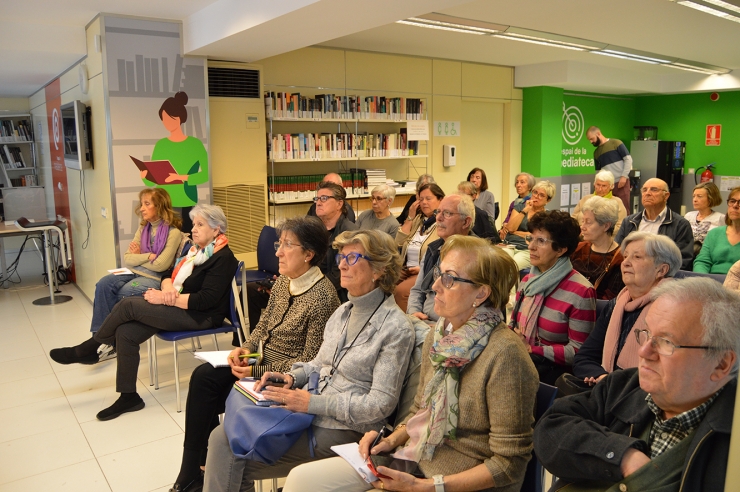 Assistents al taller de banca en línia a L'espai de Creand Fundació.