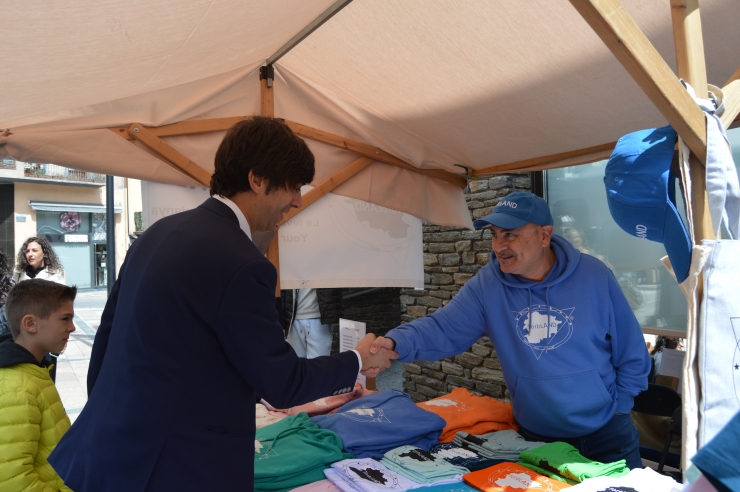 El cònsol major d'Andorra la Vella, Sergi González, en la  visita al Mercat de la Vall.
 