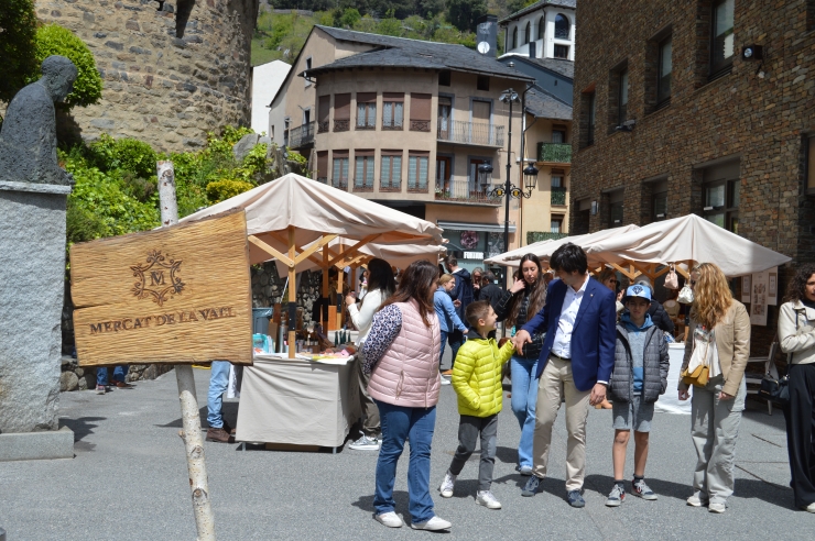 El cònsol major d'Andorra la Vella i consellers en la visita al Mercat de la Vall.