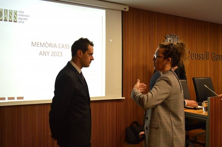 El president del consell d'administració  de la CASS, Marc Galabert, conversa amb la presidenta del grup parlamentari socialdemòcrata Judith Casal.